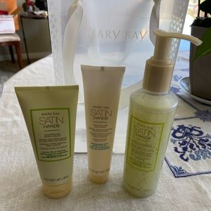 Mary Kay satin hands full size gift set with gift bag